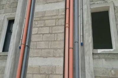 شاهد.. مختص يكشف فكرة جديدة للسباكة الخارجية أثارت إعجابه على مبنى تحت الإنشاء بـ"سلطنة عمان"