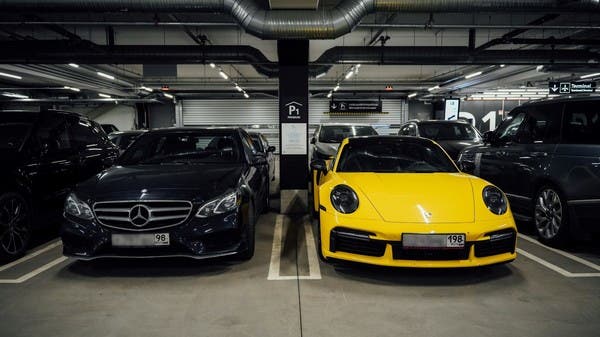 شاهد هذا المطار يعج بالسيارات الفارهة.. ما السبب؟