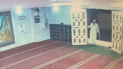 شاهد.. وفاة مسن أثناء دخوله المسجد لصلاة الفجر • صحيفة المرصد