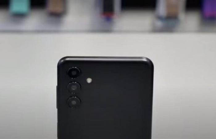 شركة سامسونغ تطلق هاتفا بكاميرات ممتازه سعره منافس جدا