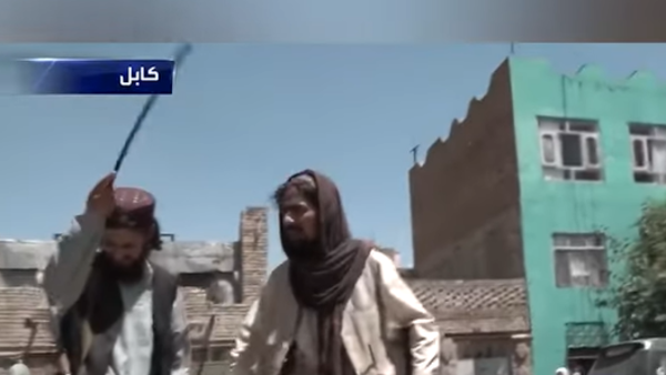 "ضربوا المصور بالسوط".. عناصر طالبان يعتدون على فريق قناة العربية في كابل