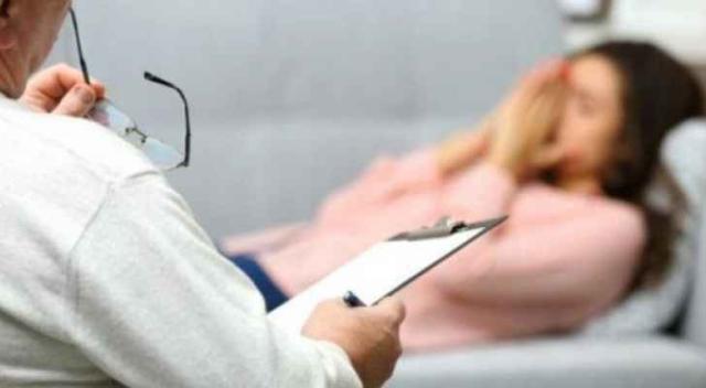 طبيب مصري يهتك عرض سيدة في عيادته.. فتح أزرار العباءة وما فعله بيديه يُشيب له شعر الرأس !! (تفاصيل مثيرة)