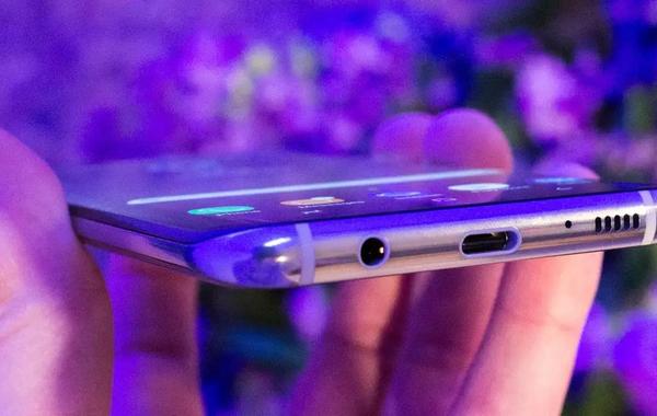 طريقة تنظيف منفذ USB-C على الهاتف أو الكمبيوتر المحمول