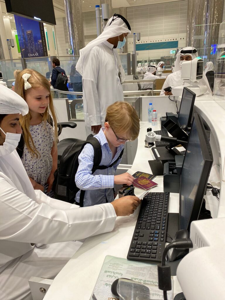 طفلان يختمان جوازي سفرهما بنفسيهما في تجربة فريدة بمطار دبي