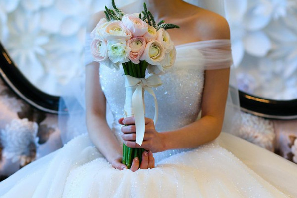 عروسة إماراتية تخرج عن صمتها وتعترف.. لن يشبع رغبتي فوق السرير الا رجل عنيف من أبناء هذة الدولة !!