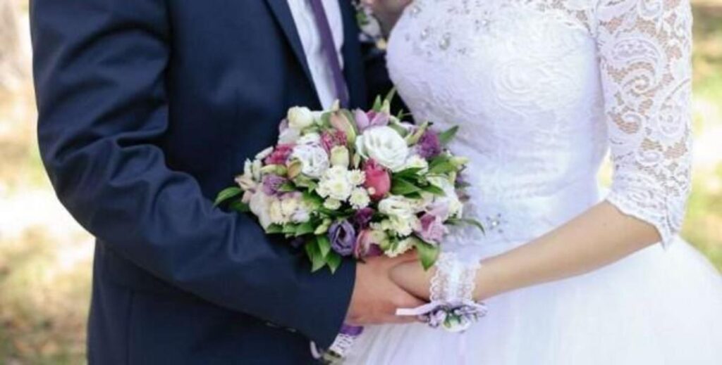 عروسة فائقة الجمال تكتشف بعد 10 أشهر أن عريسها فتاة .. وتفجر مفاجأة عن ما كان يحدث بينهما كل ليلة علـى السرير.! !