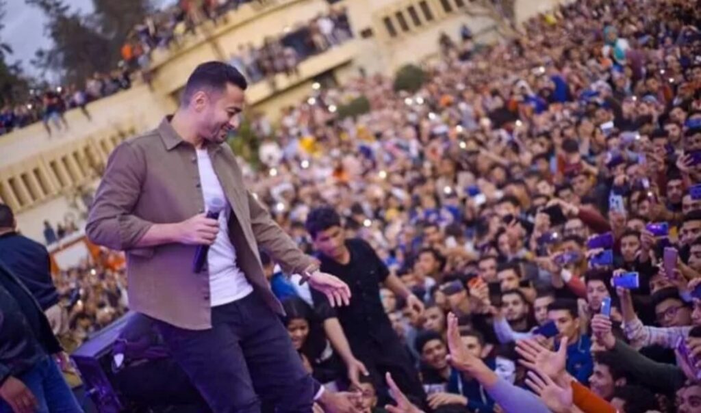 عكس نانسي عجرم تمامًا.. لن تصدق ما فعلـهُ حمادة هلال لحظة أذان المغرب وهو يغني علـى المسرح صـدم جمهوره .! !