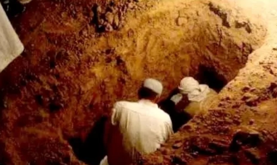 علامات الساعة تظهر.. شاب وضـع كاميرا داخل قبر زوجته أثناء دفنها ..وبعد ايام عاد وفتح القبر فكانت المفاجأة التـي إصـابته بالجنون.. لن تصـدق ماذا شاهد