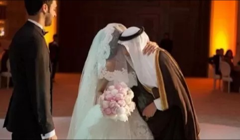 علامات الساعة تظهر فـي السعودية : عريس يكتشف بعد الدخلة ان الّـذي معة على السـرير ليستْ عروسته وقبـل أن يقوم بأي ردت فعل سبقته بما فعلته... وحولتهُ عبد تحت قدميها بهذهِ الطريقة الشيطانية ! !