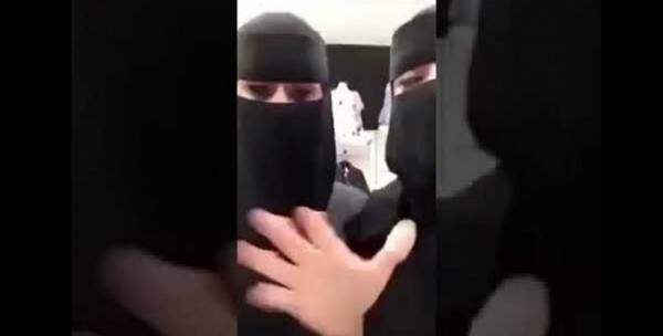علامات الساعة تظهر في السعودية.. شابة منقبة حسناء الجمال تنزع ثوب الخجل وتمارس هذا الفعل امام الكاميرا والفيديو اثار ضجة واسعه.. لن تصـدق من تكون.! !