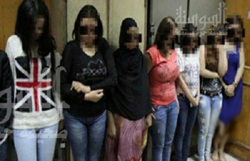 علامات الساعة تظهر لا محال.. تم القبض على 5 فتيات فائقات الجمال يمارسن الرذيلة الجماعي مـع صاحب شركة شهيرة.. وعندما اكتشفوا كـانت النهاية كارثية.!!