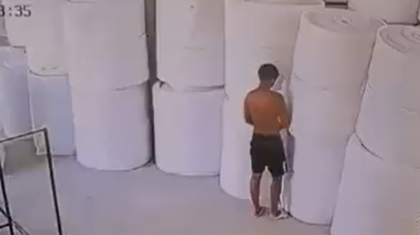 فضول عامل يتسبب في كارثة.. حريق التهم مصنعا بلمح البصر