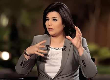 فضيحة بجلاجل ..بطل مسلسل الإختيار يفاجئ منى الشاذلي ويقوم بتقبيلها على الهواء والأخيرة تفقد اعصابها وترد : مالك أنت مجنون؟!