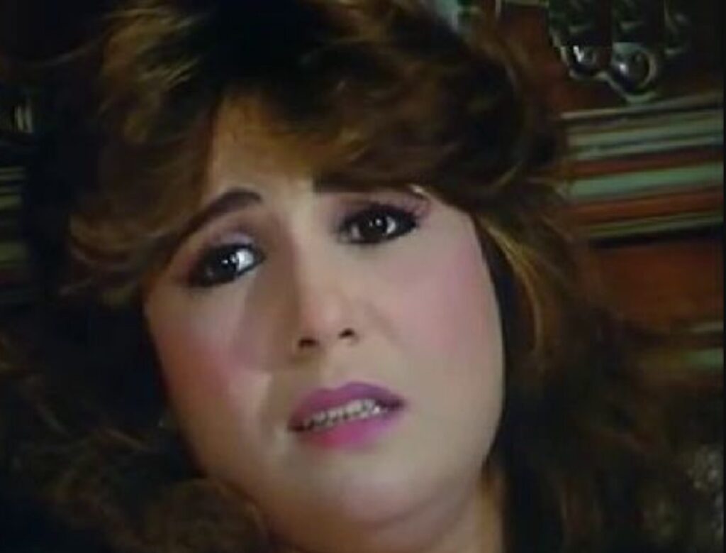 فنانة مصرية جميلة وشهيرة تروي مشهد معاشرتها القوي: قلت هو كده ألتمثيل وقعدت أصـوت بشـدة علـى السرير والمخرج يواصـل التصوير.! !