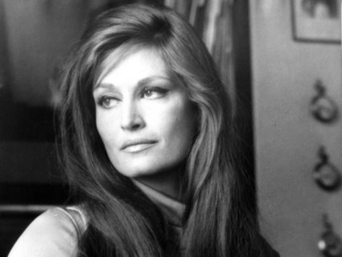 فنانه شهيرة انتحر ازواجها الـ 5 فحكمت على نفسها بالانتحار وسط القاهرة..لن تصدق من هي.؟؟