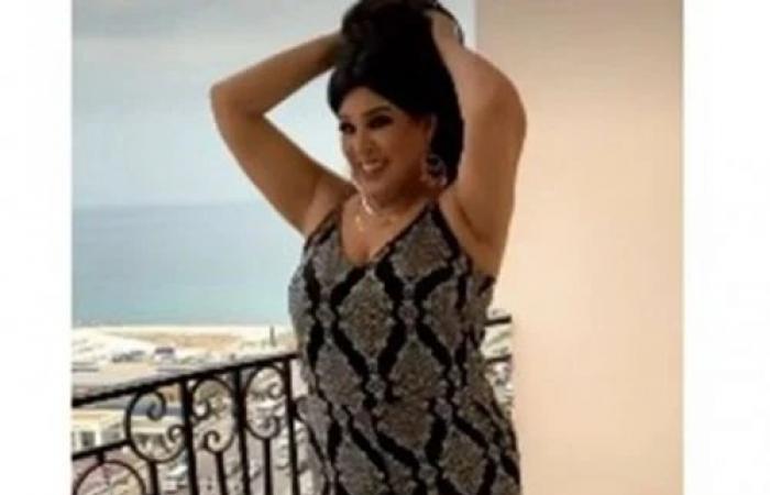 في البلكونة.. اتفرج فيفي عبده تستعرض جسمها بوصلة رقص فاضحة