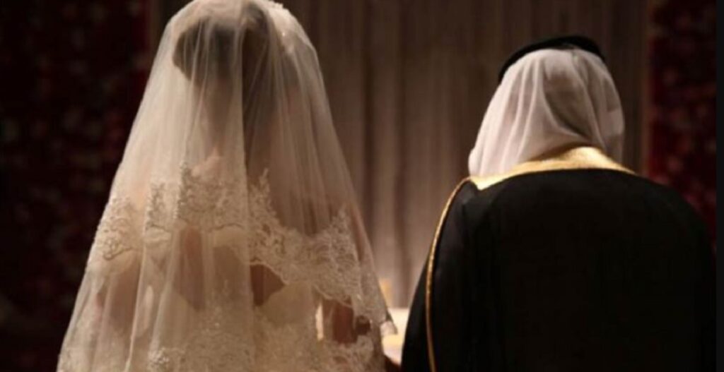 في ليلة الدخلة.. عروسة خليجية تطلب الطلاق بعدما خلع العريس ملابسة.. وما فعله بها في أول ليـلة جعلها يجن جنونها.! !