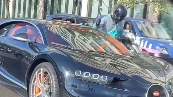 فيديو لا يصدق.. ثري عربي هشّموا سيارته الفاخرة لانتشال ساعته