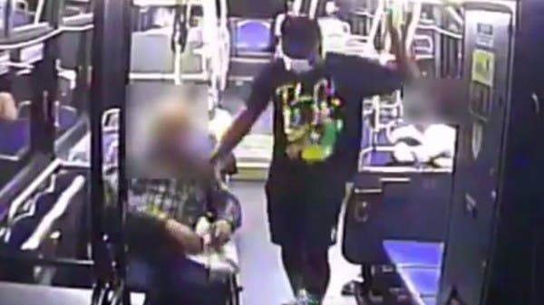 فيديو لا يوصف.. محتال سرق مريضاً على كرسي متحرك وضربه