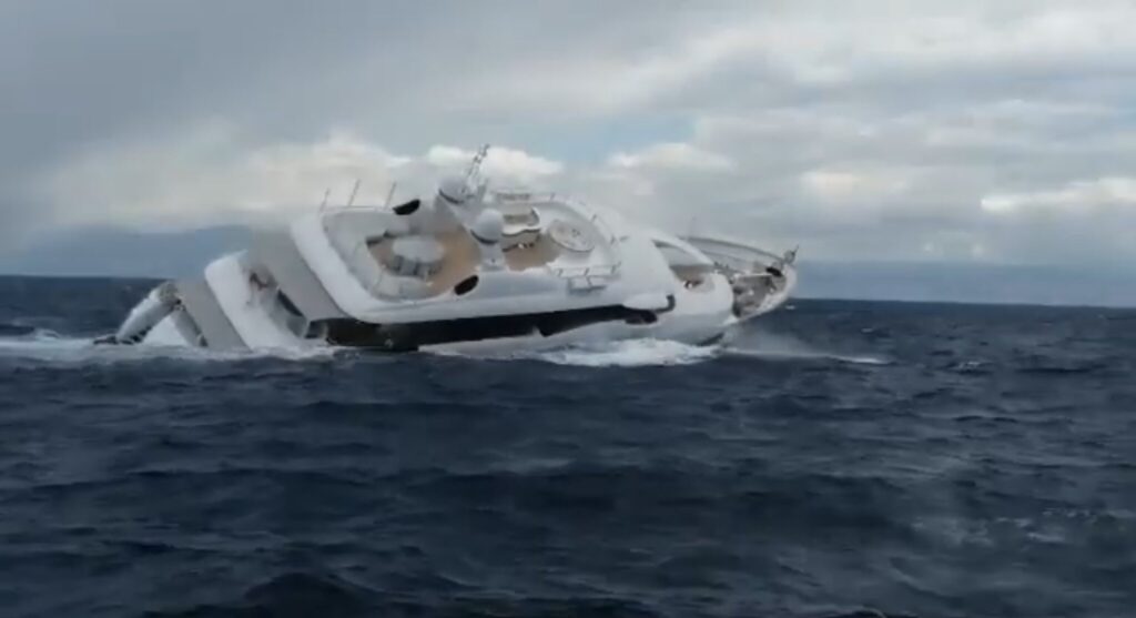 لقطة من فيديو يوثق لحظات غرق يخت فاخر في إيطاليا