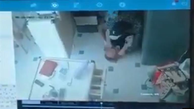 فيديو مروع.. اعتداء وحشي على دكتورة داخل صيدلية في الإسماعيل