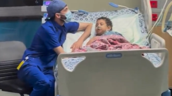 فيديو يأسر القلوب.. ممرض يساعد طفلة مصابة بالسرطان على النوم