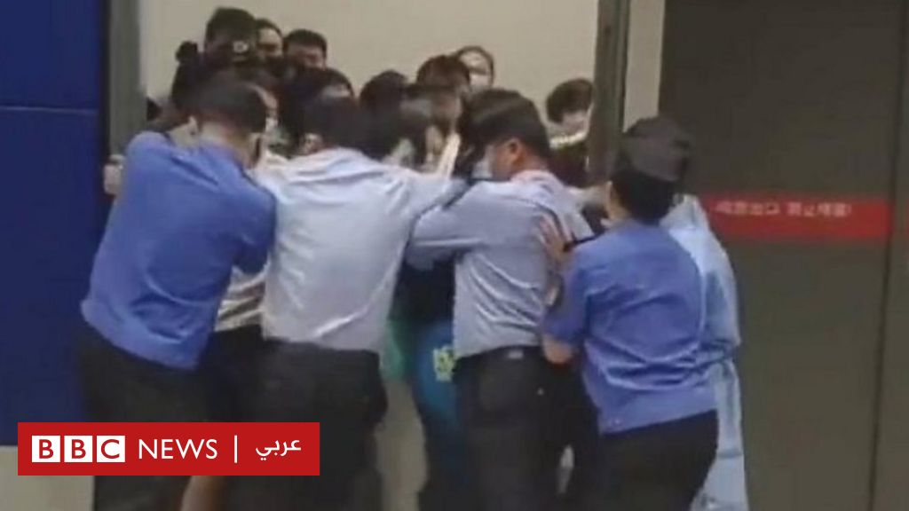 فيروس كورونا: متسوقون في شنغهاي يندفعون خارج متجر شهير أراد حراسه فرض حجر صحي عليهم