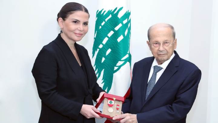 فيما الشعب جائع.. رئيس الجمهورية يكرّم صاحبة مطعم