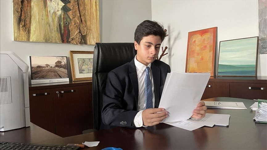 قصة الشاب اللبناني جوي حداد الذي أصبح مستشاراً لوزير الثقافة بسبب قصيدة 'أسكنتها زرقة عينيّ' !