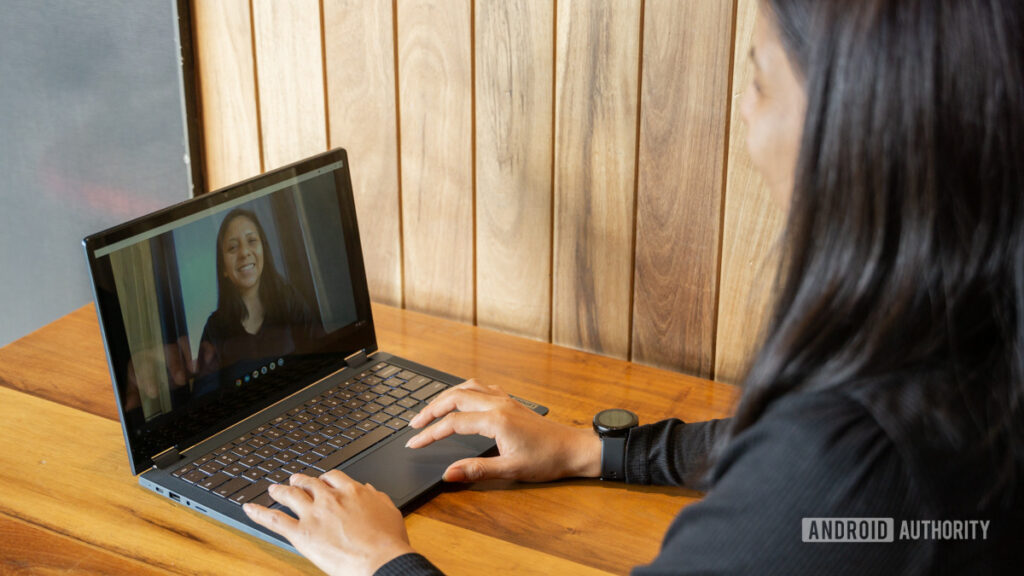 Zoom Meetings مكالمة فيديو على الكمبيوتر المحمول