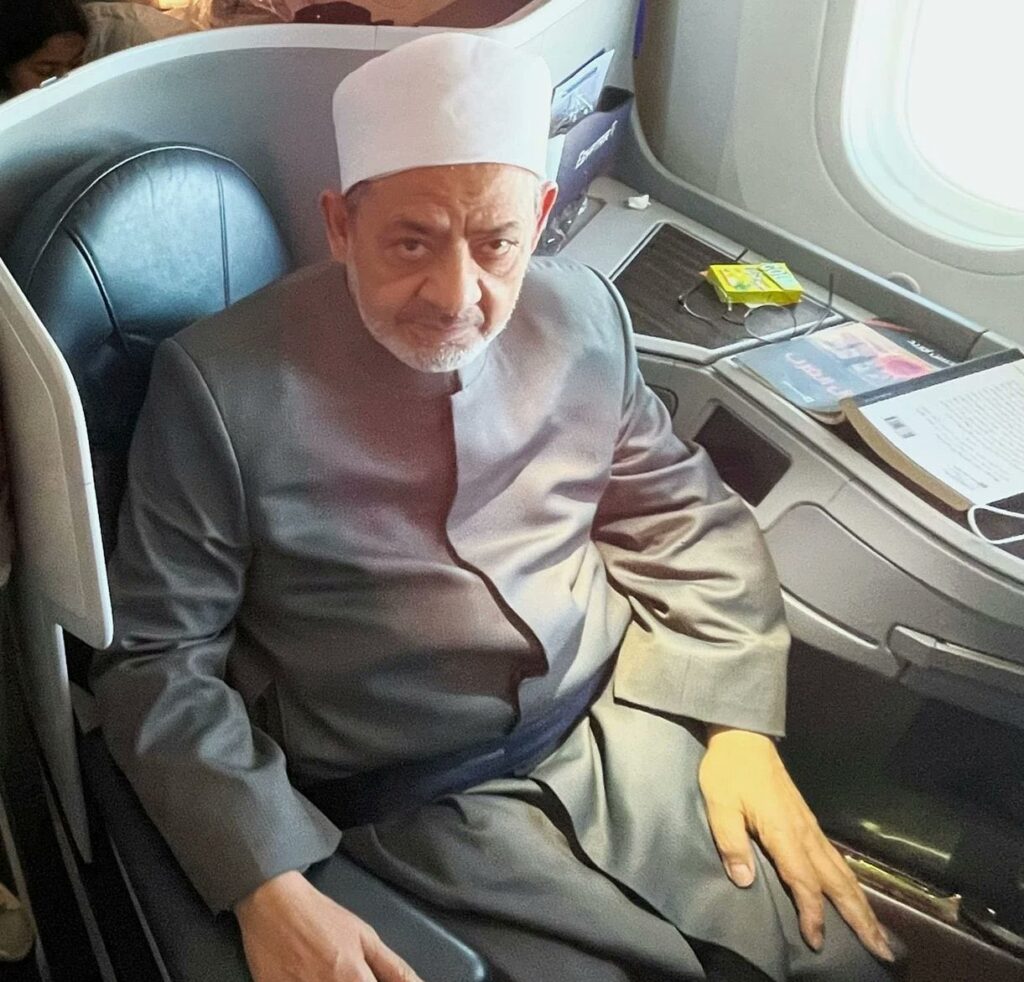 كتاب أفول الغرب.. رئيس تحرير جريدة الأزهر يرد على منتقدي صورة الإمام الأكبر