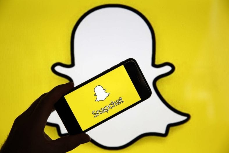 كيف اغير الصورة الشخصية في سناب شات من الاستديو كيفية اختيار Bitmoji Selfie على سناب شات Snapchat