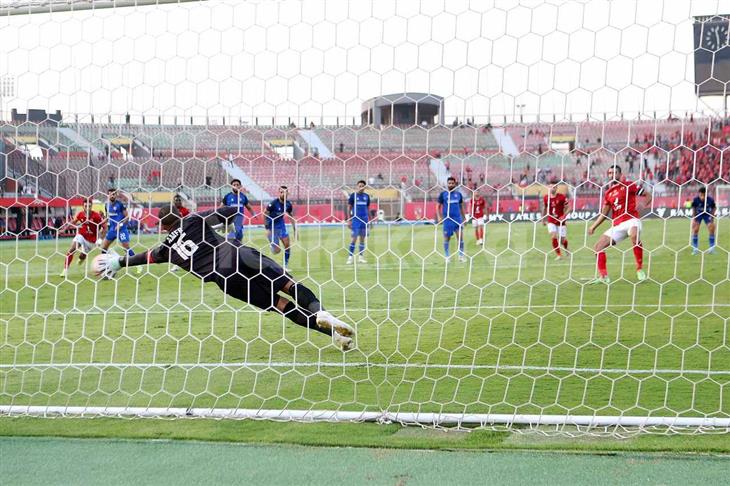 لماذا تم طرد لاعب سيراميكا في لقطة ركلة الجزاء؟