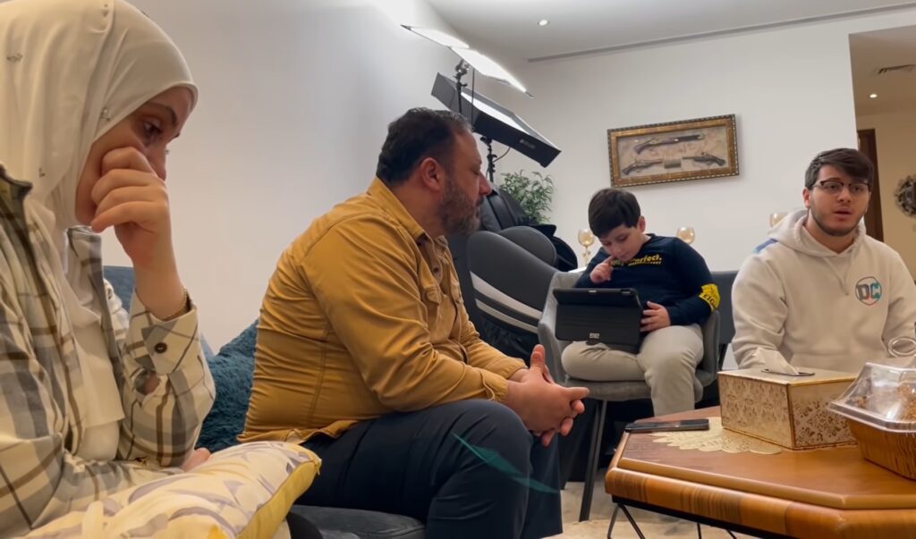 لماذا يهمل خالد مقداد طفليه جاد و إياد ولا يوليهما اهتمامه مثل باقي أولاده ..اخيرا كشف السر الخطير وظهرت الحقيقة الكاملة للعلن؟!
