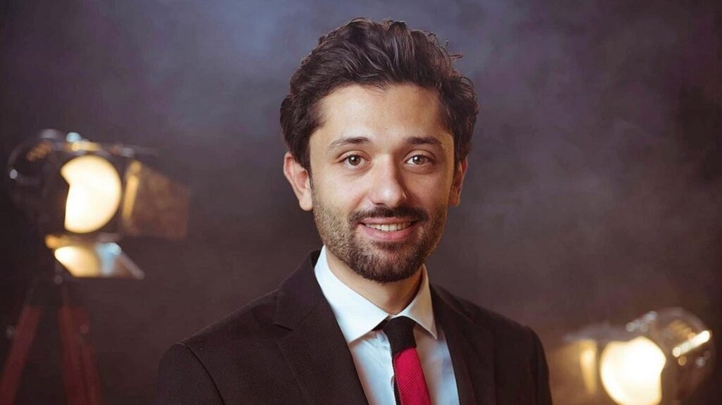 لن تصدق من هي زوجة الفنان كريم محمود عبد العزيز التي اعترض والده على زواجه منها لهذا السبب؟!