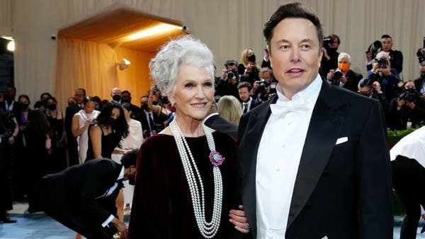 لن تصدق .. والدة إيلون ماسك تؤكد "أنام في المرآب عند زيارته"