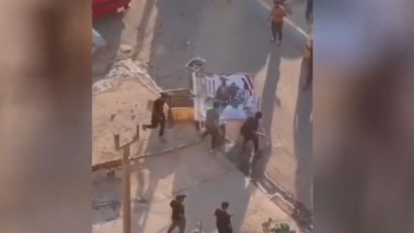 متظاهرون يحرقون صور سليماني والمهندس في بغداد والبصرة