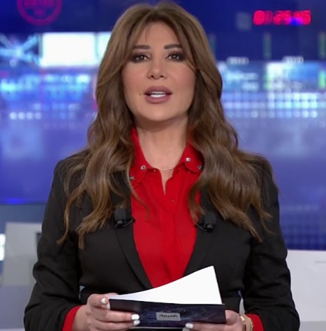 مذيعة أردنية على قناة العربية فاتنة الجمال نسيت أنها على الهواء مباشرة .. وما فعلتهُ بدون خجل صدم الجميع .!! (فيديو)