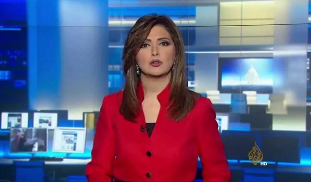 مذيعة قناة الجزيرة الجميلة إيمان عياد تنسى أنّها على الهواء مباشرة .. وما فعلتهُ مع زميلها فاجأء الجميع وأثار جـنون المشاهدين.! ! (فيديو صادم)