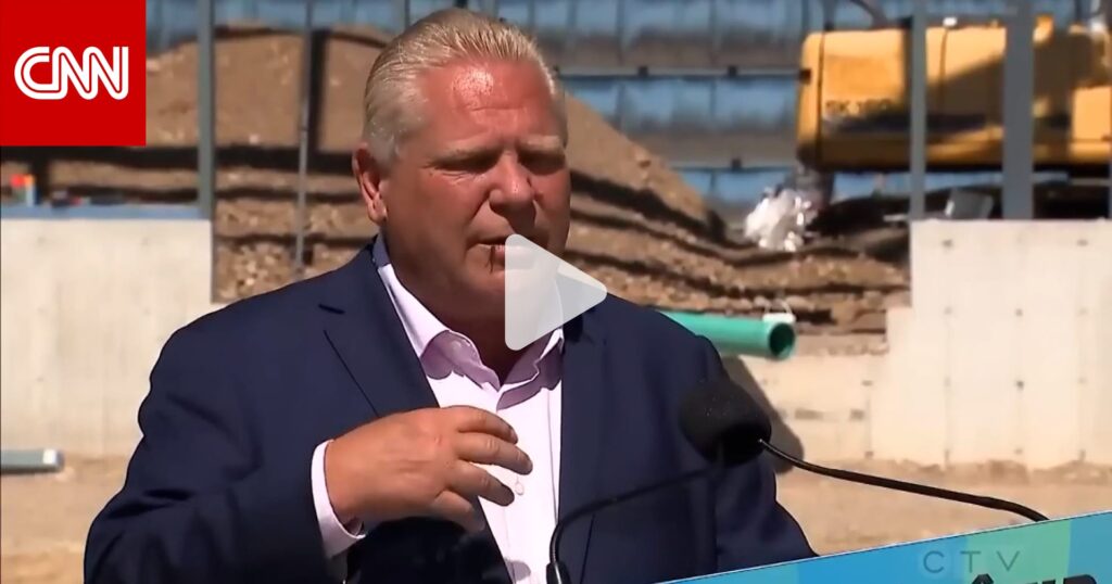 مسؤول كندي يبتلع نحلة بالخطأ أثناء خطاب له.. شاهد ردة فعله المثيرة للضحك