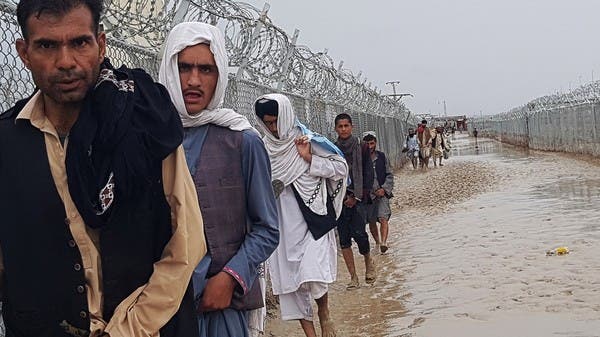 مشهد يفطر القلب من فيضانات باكستان.. مروحية تنتشل رضيعا تشبث بوالده