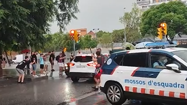 معجب يخدع نجم برشلونة.. ويسرق ساعته