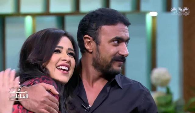 "نفسي فيك أوي".. فتاة تتجرأ وتغازل أحمد العوضي أمام أنظار ياسمين عبد العزيز.. هكذا لقّنتها درساً قاسياً في الأدب!!
