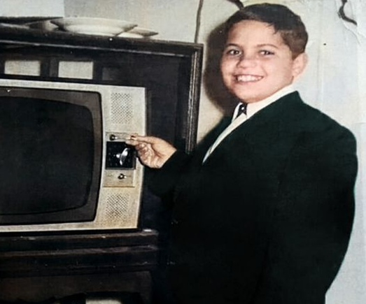 هذا الطفل الوسيم أصبح أشهر ممثل كوميدي في تاريخ الوسط الفني..تزوج مرتين آخرهما من والدة ممثلة شهيرة .. توفي شاباً وأبكى جميع المصريين في رحيله ..فمن هو.! !