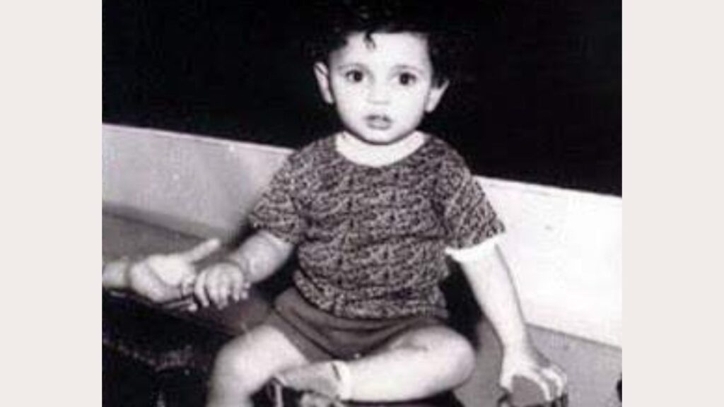 هذا الطفل فنان شهير لا يطيقه نجوم الوسط الفني.. والده نجم كبير وشقيقه دخل عالم التمثيل من أوسع الأبواب