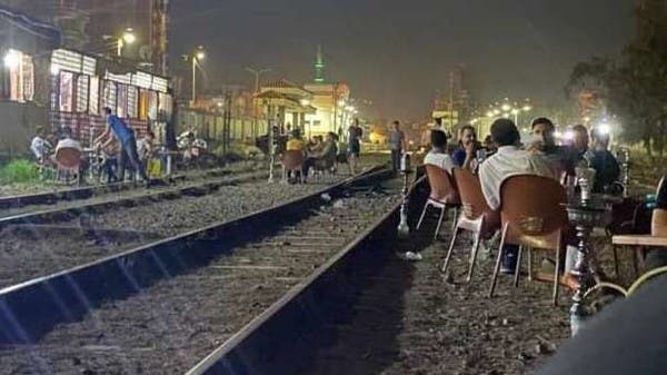 هذا مشروبك الأخير.. شاهد مقهى بمصر على سكة القطار يثير هلعاً