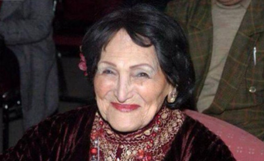 هذه العجوز البشوشة كانت أجمل نجمات الزمن الجميل.. خطبها إسماعيل ياسين واعتزلت الفن لأجل ابنها الوحيد.! !