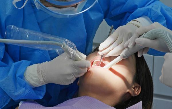 هل علاج الأسنان أثناء الحمل آمن؟ 