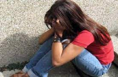 واقعة شنيعة صدمت كل المصريين.. ام تتجرد من مشاعر الانسانية وتجعل عشيقها يجمع بينها وبين ابنتها في سرير واحد بطريقة بشعة يشيب لها الرأس !! (تفاصيل ماحدث)