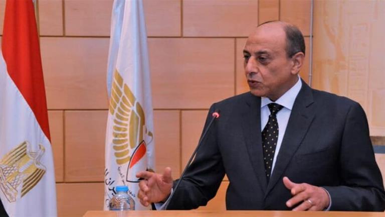 وزير الطيران يعتذر هاتفيا لراكب بعد تلف حقائبه في المطار